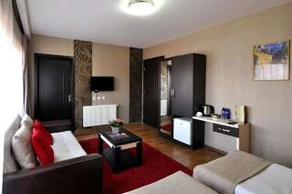 Отель Light House Old City Тбилиси Двухместный номер «Комфорт» с 1 кроватью или 2 отдельными кроватями и балконом-4